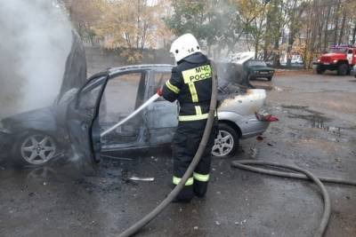 Утром в Вязьме загорелся автомобиль