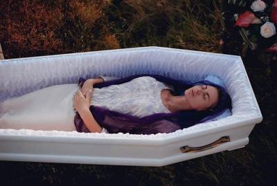 Смерть моде не помеха: в Днепре презентовали коллекцию женской погребальной одежды