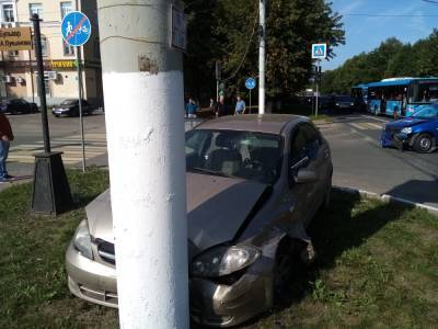 Один из водителей пострадал в столкновении двух легковушек в Твери