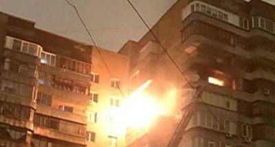 Мощный огонь охватил многоэтажку, слетелись пожарные: кадры ЧП в Киеве