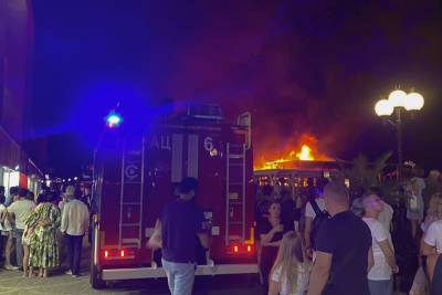 Названа причина крупного пожара на набережной в Сочи