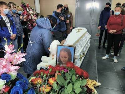 В Тюмени прощаются с восьмилетней Настей Муравьёвой