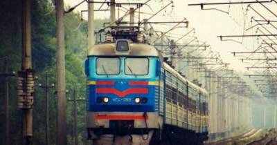 На Донбассе из-за обстрелов ограничили движение поездов