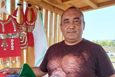Житель Уфы сменил работу водителем на ремесленника, создавая этнические сувениры
