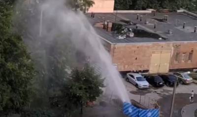 "Фирменный фонтан" от водоканала пробил в Харькове, кадры: "только закончили ремонт"