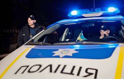 В Киеве мужчина выпрыгнул с 8 этажа, после чего бросался камнями в полицию