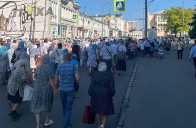 На Крестный ход в Харькове собрались тысячи верующих: фото