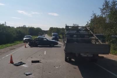 На дороге в Тверской области столкнулись две легковушки и фургон