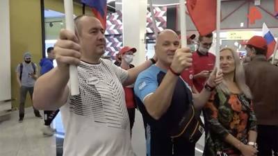 Болельщики песней встретили российских паралимпийцев в аэропорту