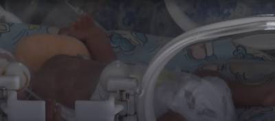 Юная украинка родила в уличном туалете, родители ничего не знали о беременности: ребенка пытаются спасти