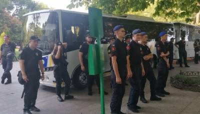 В центр Одессы стянули много автобусов с силовиками: кадры происходящего