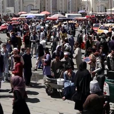 Сотни афганцев вышли на акцию протеста в Кабуле с требованием выплаты зарплат