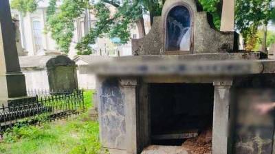 На Прикарпатье подростки разбили могилы на кладбище и сняли это на видео