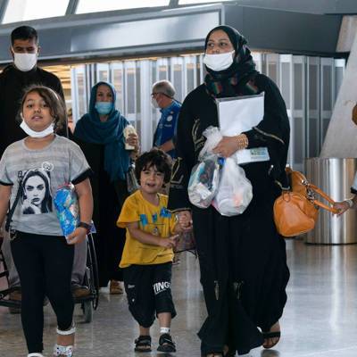 Прибывшие в США беженцы из Афганистана более 10 часов ждали в самолетах, пока их данные проверяли