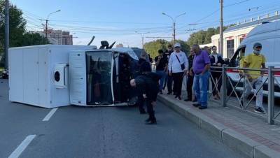 Перевёрнутый фургон заблокировал движение у метро "Улица Дыбенко"