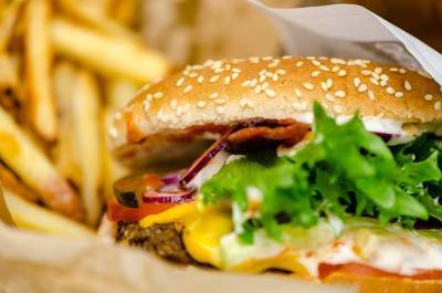 Ученые нашли связь между употреблением жирной пищи и снижением умственных способностей