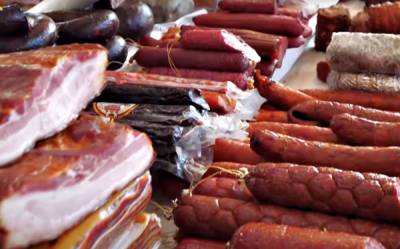 Сосиски и колбасы с "сюрпризом": украинцев травят фальсификатом под видом популярных продуктов