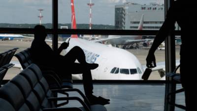 В московских аэропортах начали массово отменяться рейсы