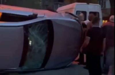 В Киеве Subaru на скорости протаранил два автомобиля и перевернулся