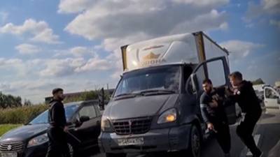 Драка иностранцев с ножами напугала водителей на Московском шоссе