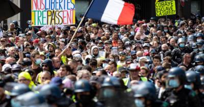 Во Франции тысячи людей снова вышли на протест против "паспортов здоровья" (ВИДЕО)