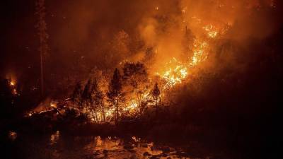 Лесной пожар вблизи озера Тахо в Калифорнии