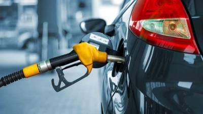 Бензин на заправках начал дешеветь: названа причина