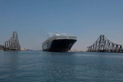 Крупнейший в мире контейнеровоз впервые прошел через Суэцкий канал