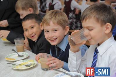 Экс-глава Роспотребнадзора Геннадий Онищенко напомнил о необходимости формирования культуры питания у школьников