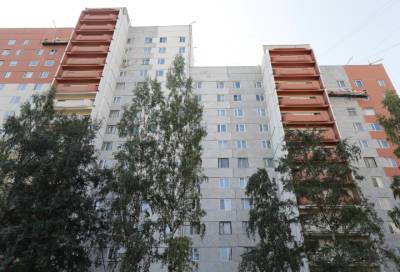 В Петербурге к октябрю отремонтируют фасад дома на Ленинском проспекте