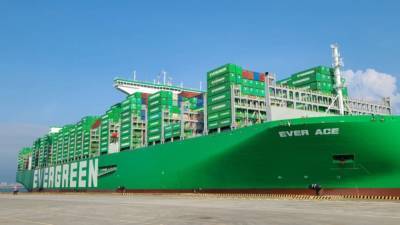 Самый крупный в мире контейнеровоз Ever Ace прошел Суэцкий канал