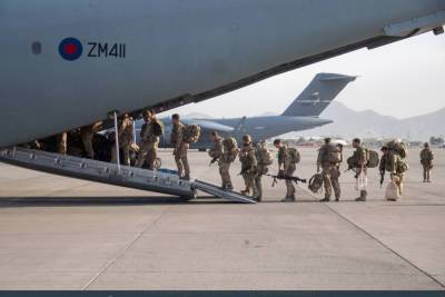 Последний самолет с британскими военными покинул Кабул