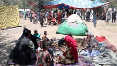 Макрон призвал США активнее помогать беженцам из Афганистана
