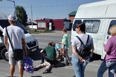 Житель Новосибирска с ножом угрожал водителю маршрутки из-за сдачи