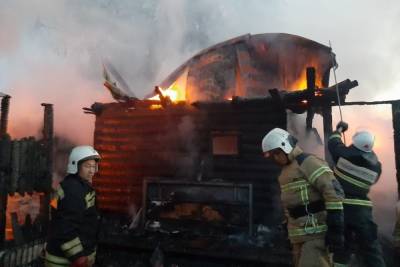 Дом, два гаража и автомобиль сгорели в Карпинске