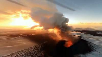 Вулкан Шивелуч выбросил трехкилометровый столб пепла