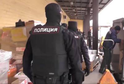 Более 260 человек доставили в полицию после профилактического рейда по рынкам Петербурга