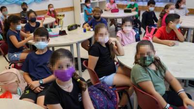 "Целые классы отправятся в карантин": учителя и родители бьют тревогу
