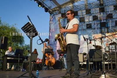 Российский джаз-музыкант дал концерт в Донецке под открытым небом