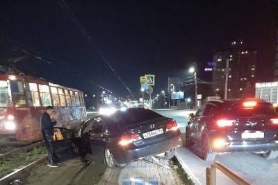 В Челябинске иномарка вылетела на трамвайную остановку