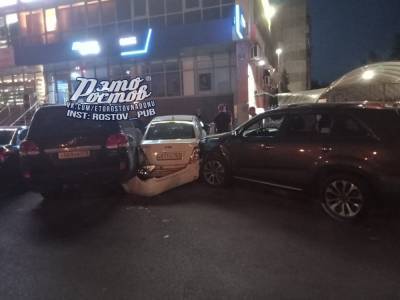 Водитель иномарки протаранил два автомобиля в Ростове на проспекте 40-лет Победы