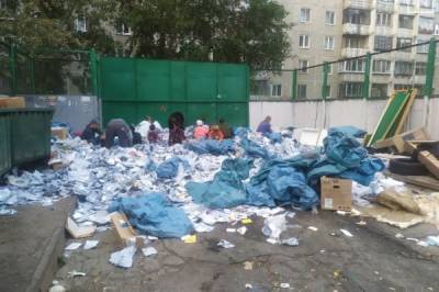 В Екатеринбурге на ЖБИ выбросили сотни посылок: некоторые горожане забирали их содержимое себе