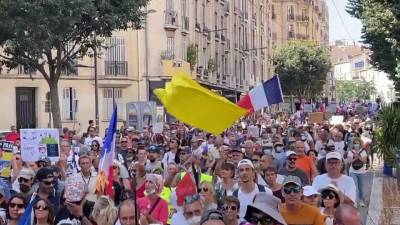 На улицы европейских городов вышли толпы людей, которые протестуют против ковидных ограничений