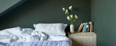 При оформлении спальной комнаты используйте палитру темных оттенков