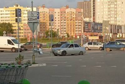 Водитель Lada снес дорожный знак на парковке возле «Леруа Мерлен» в Рязани
