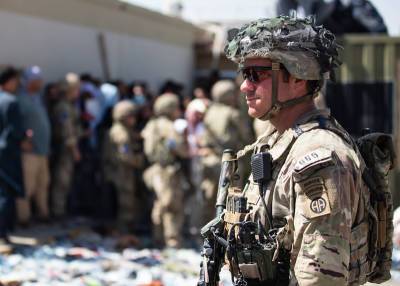"Конкретная угроза": американцев попросили не приближаться к аэропорту Кабула