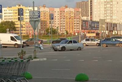 Легковушка снесла знак на парковке «Леруа Мерлен» в Рязани