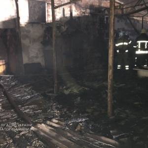 В Бердянске сгорел пункт приема вторсырья: огонь охватил 150 кв. м. Фото