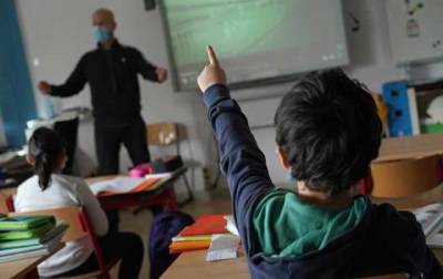 Невакцинированный учитель в США вызвал вспышку коронавируса в школе
