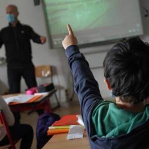 В США невакцинированный учитель вызвал вспышку коронавируса в школе
